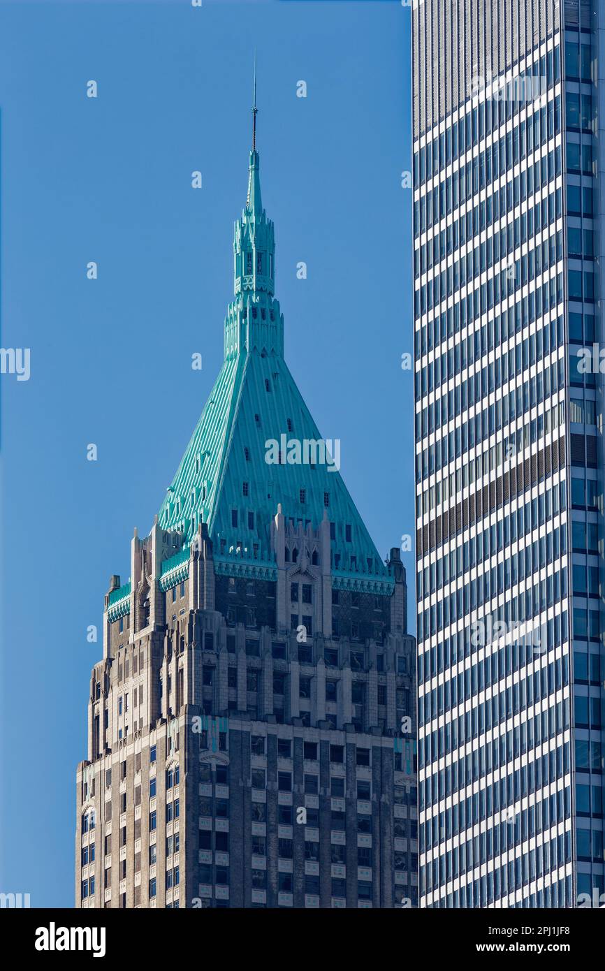 40 l'alto tetto piramidale rivestito in rame di Wall Street, visto qui dal Ponte di Brooklyn, si rifà a quello che era per breve tempo l'edificio più alto del mondo. Foto Stock