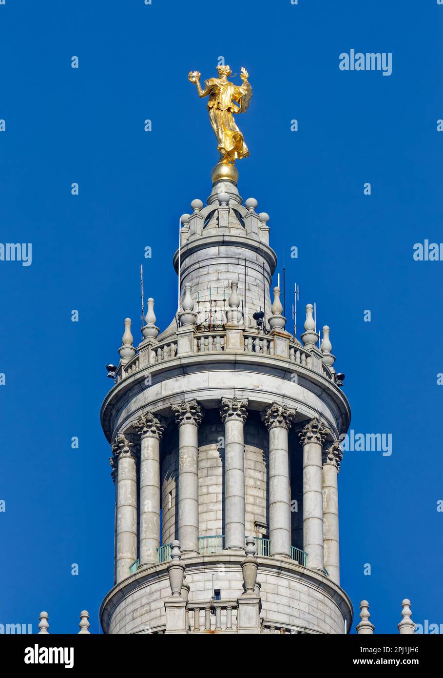 La forma bianca delle Beaux Arts dell'edificio municipale contrasta con il cielo blu. Ha una corona simile a un tempio, ricoperta dalla statua dorata "Civic Fame". Foto Stock