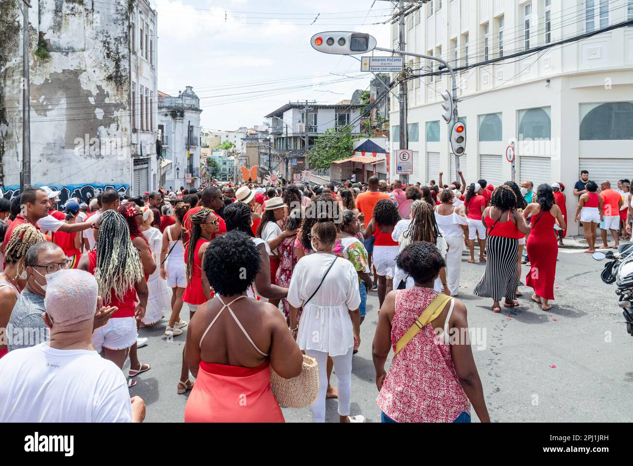 Salvador, Bahia, Brasile - 04 dicembre 2022: Folla di fedeli cattolici accompagnano la processione in onore di Santa Barbara nella città di Salvador, B. Foto Stock