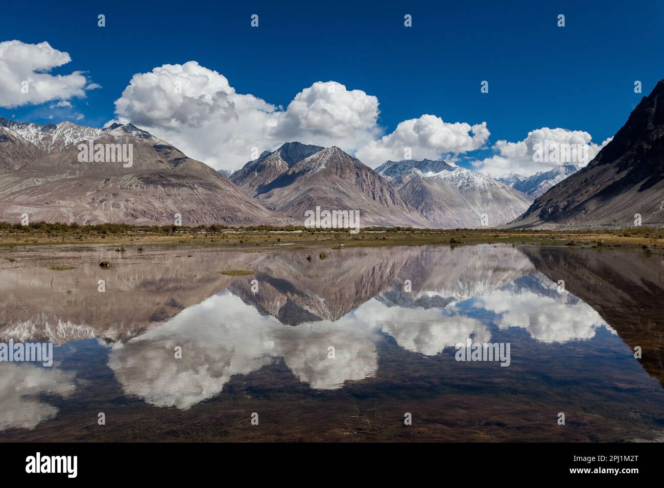 Valle di Nubra, Ladakh. Belle nuvole e vette si riflettono nel lago. India del Nord. Foto Stock