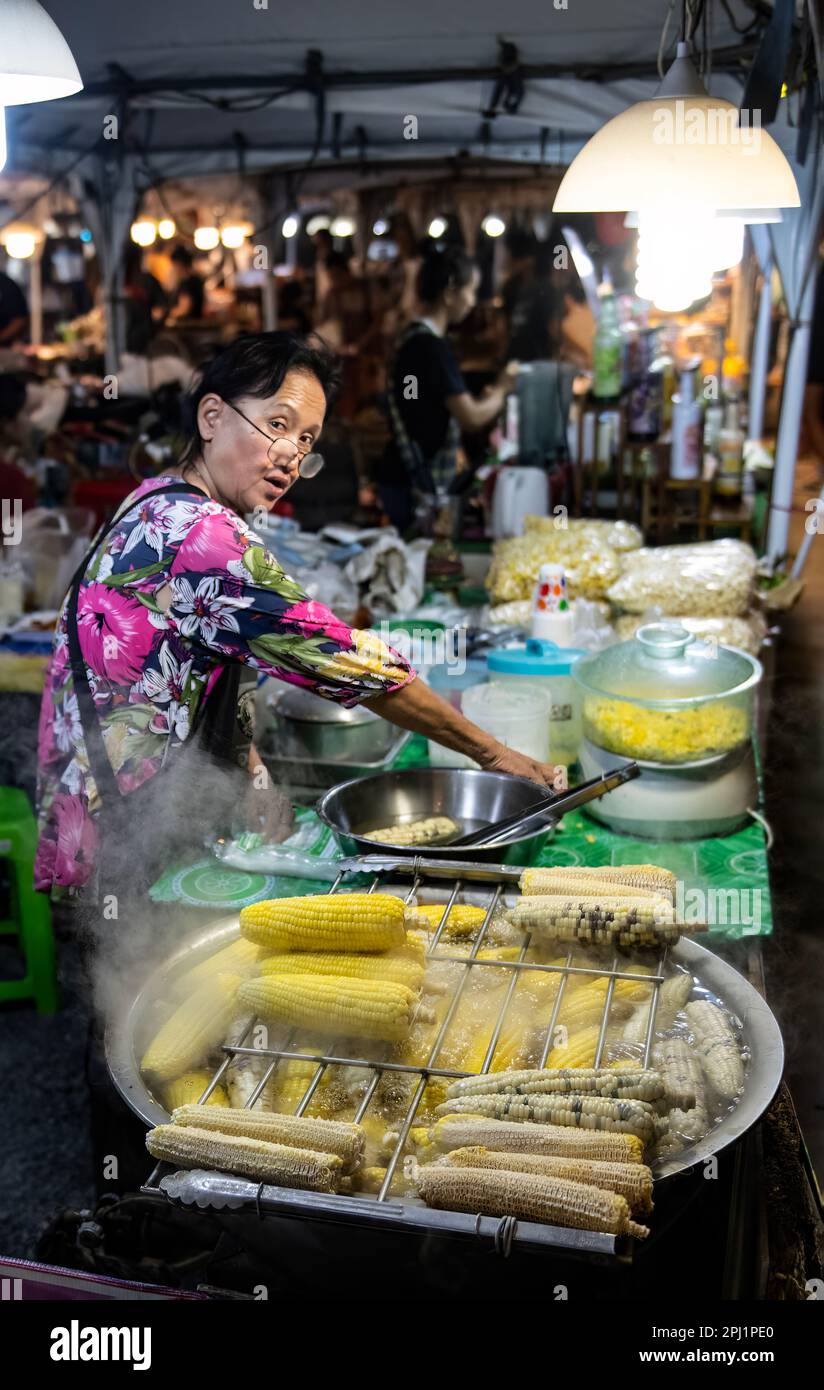 Chaweng notte mercato dolcificcorn venditore Foto Stock