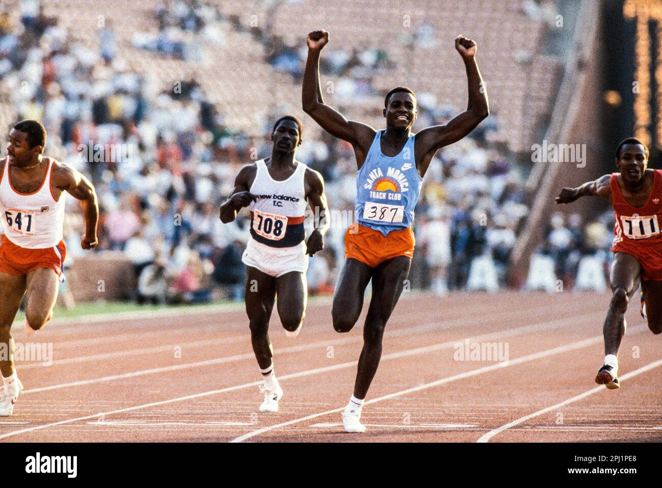 Carl Lewis (USA) gareggia alle prove olimpiche del 1984 per pista e campo Foto Stock