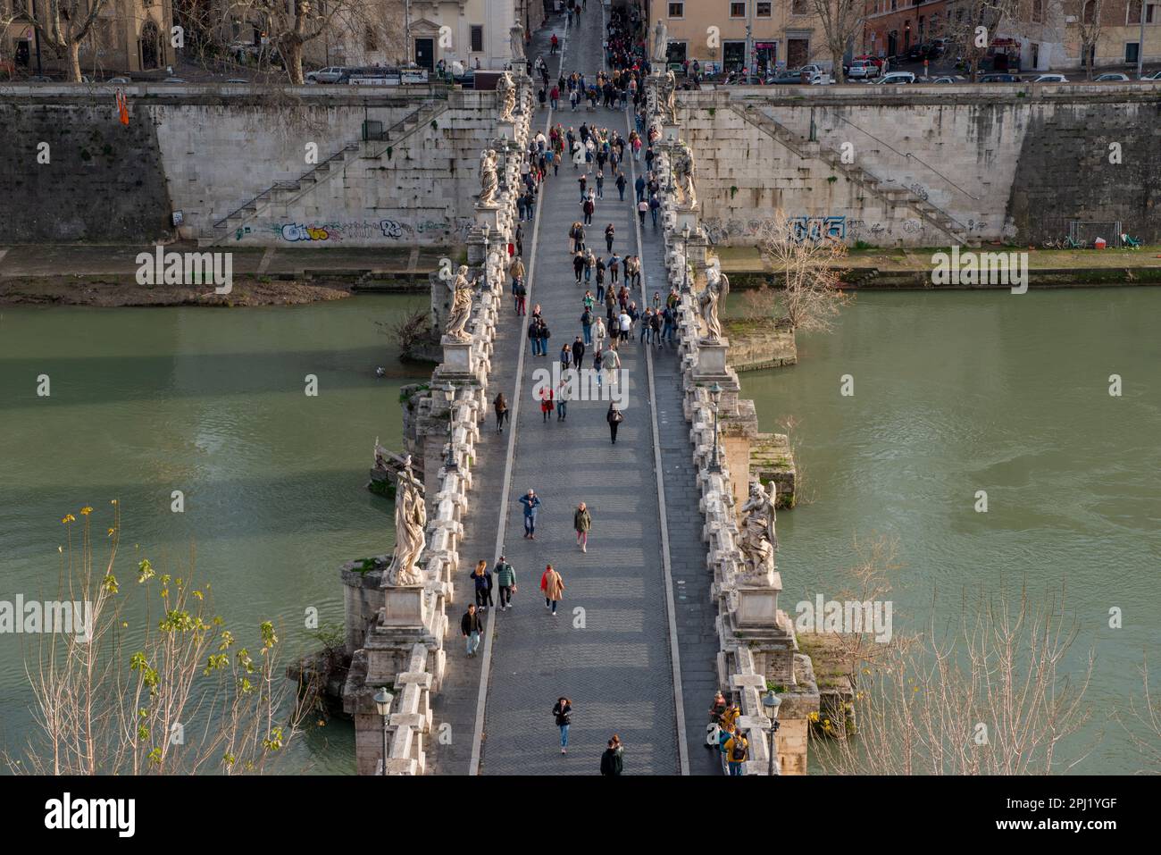 Roma 14 Marzo 2023:Ponte pedonale costruito nel 134 che attraversa il Tevere, con balaustre in travertino. Foto Stock