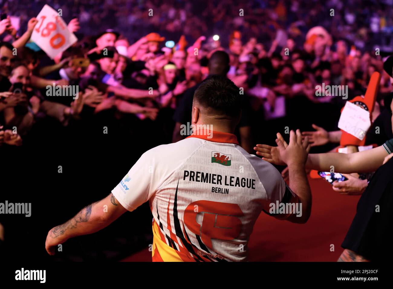 Berlino, Germania. 30th Mar, 2023. Freccette: Premiere League, 9. Giornata della lega nella Mercedes-Benz Arena; Price (Wales) / Wright (Scotland). Gerwin Price dal Galles entrerà nell'arena. Credit: Jean-Marc Wiesner/dpa/Alamy Live News Foto Stock