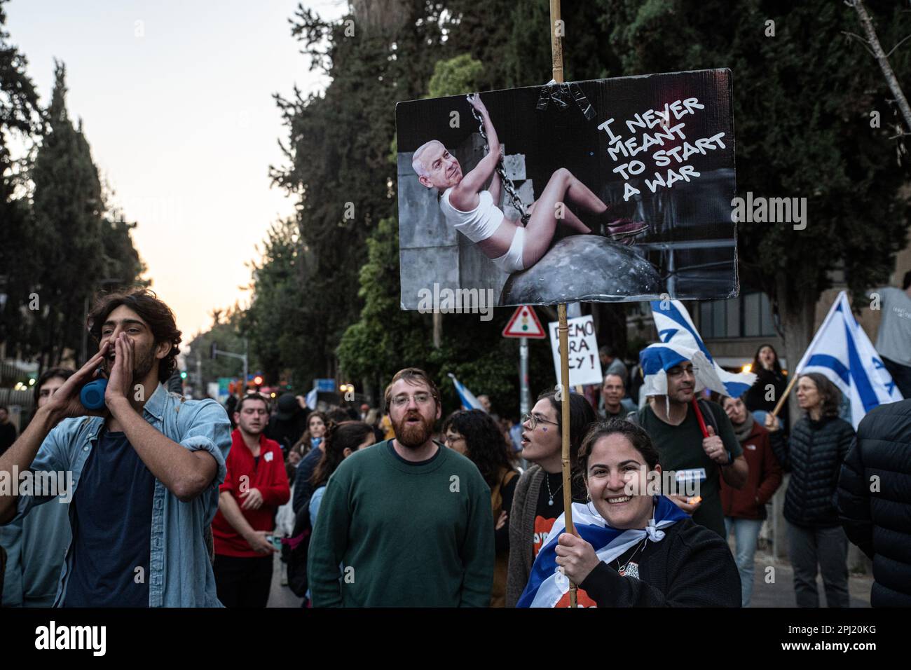 Gerusalemme, Israele. 27th Mar, 2023. Un manifestante contro la riforma giudiziaria ha un cartellone che raffigura il primo ministro Benjamin Natanyahu come Miley Cyrus in sella a una palla di tregua, che dice “non ho mai pensato di iniziare una guerra” durante la manifestazione. Proteste a Gerusalemme contro il governo di estrema destra di Netanyahu e la sua controversa riforma giuridica. Credit: SOPA Images Limited/Alamy Live News Foto Stock