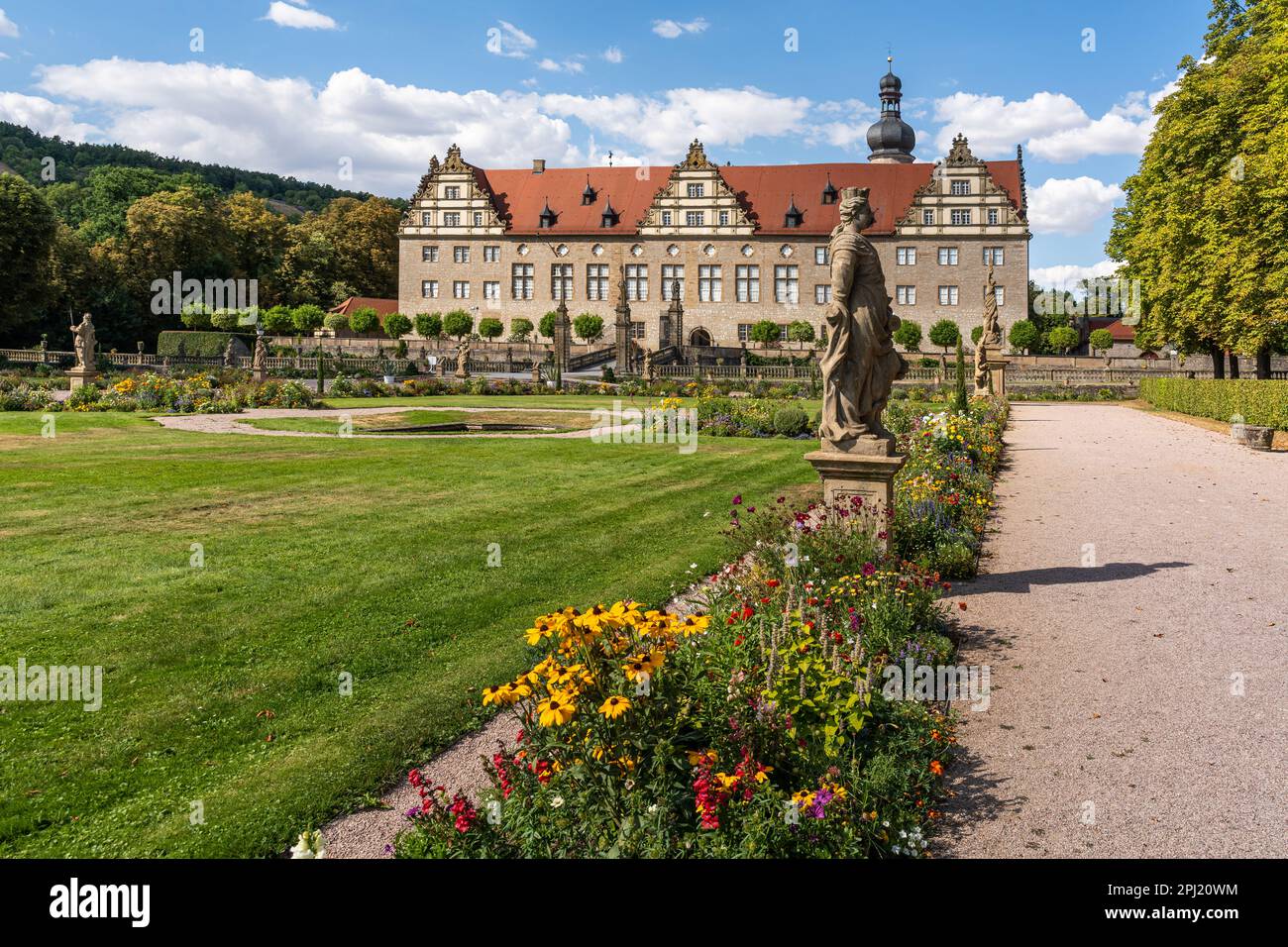 Vista sul Palazzo Weikersheim (Schloss Weikersheim), circondato da un bellissimo parco e situato sulla famosa strada Romantica, Germania Foto Stock