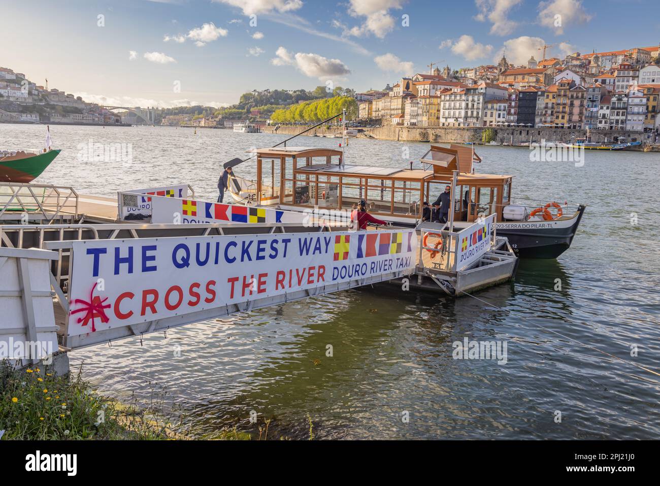 Europa, Portogallo, Porto, Vila Nova de Gaia. Aprile 6, 2022. Fiume Tazi sul fiume Douro. Foto Stock