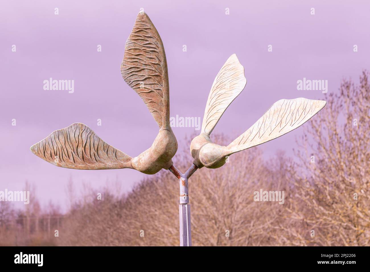Arte Cultura e ispirazione dalla natura / energia eolica naturale concetto- primo piano di un'installazione di scultura d'arte in movimento sotto forma di un seedlin Foto Stock