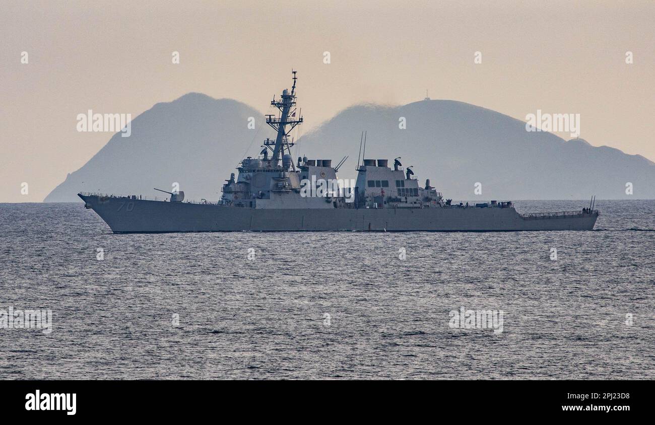 230317-N-NT811-0002 Oceano Pacifico - (17 marzo 2023) – il cacciatorpediniere missilistico guidato a base di Pearl Harbor USS Hopper (DDG 70) lascia San Diego Harbor dopo essere stato avviato dagli Stati Uniti Stazione navale di San Diego per l'addestramento tattico avanzato di guerra di superficie (SWATT). SWATT è il principale addestramento tattico avanzato della Marina, anche per la flotta di superficie, per garantire che le unità siano competenti, competenti e pronte a schierarsi in avanti. L'intenso evento di formazione di più settimane è tenuto sotto la guida del Naval Surface and Mine Warfare Development Center (SMWDC). (STATI UNITI Foto Navy di Mass Communication Specialist 1st Class Foto Stock
