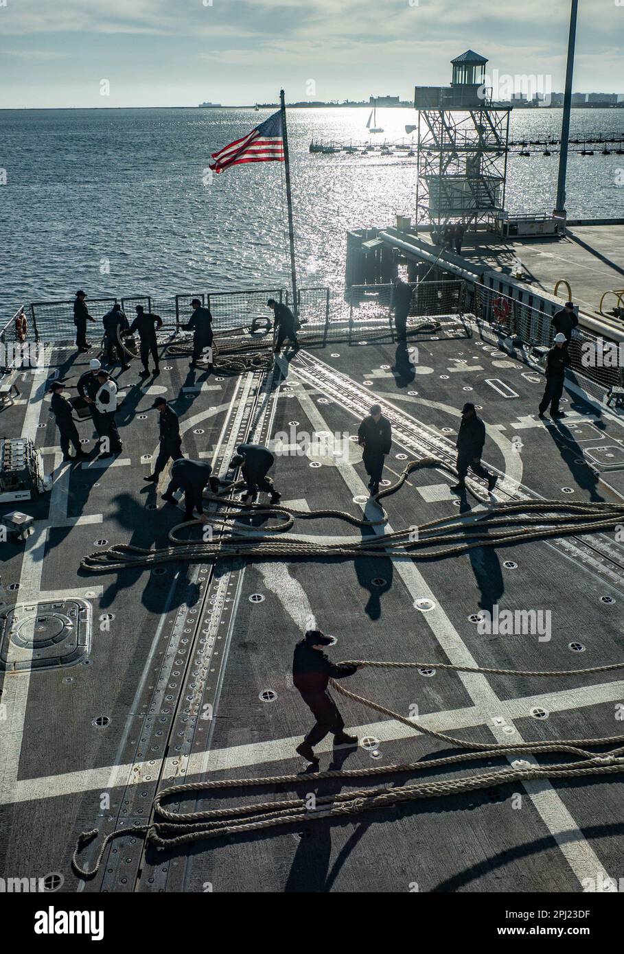 230317-N-NT811-0001 San Diego - (17 marzo 2023) - i marinai a bordo del cacciatorpediniere missilistico guidato USS Sterett (DDG 104) prendono e stivano tutte le linee mentre la nave parte dagli Stati Uniti Stazione navale di San Diego per l'addestramento tattico avanzato di guerra di superficie (SWATT). SWATT è il principale addestramento tattico avanzato della Marina, anche per la flotta di superficie, per garantire che le unità siano competenti, competenti e pronte a schierarsi in avanti. L'intenso evento di formazione di più settimane è tenuto sotto la guida del Naval Surface and Mine Warfare Development Center (SMWDC). (STATI UNITI Foto Navy di Mass Communication Specialist 1st Clas Foto Stock