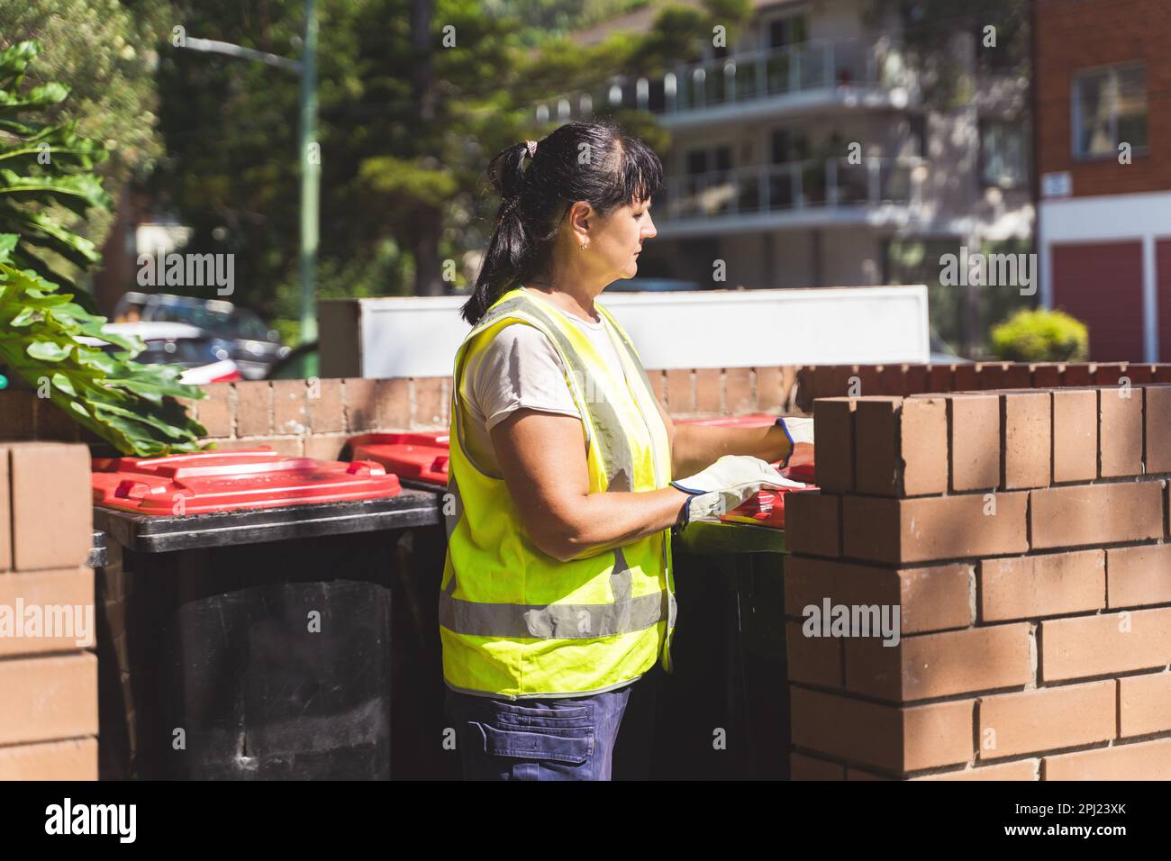 Lavoratore maturo femminile di gestione dei rifiuti Foto Stock