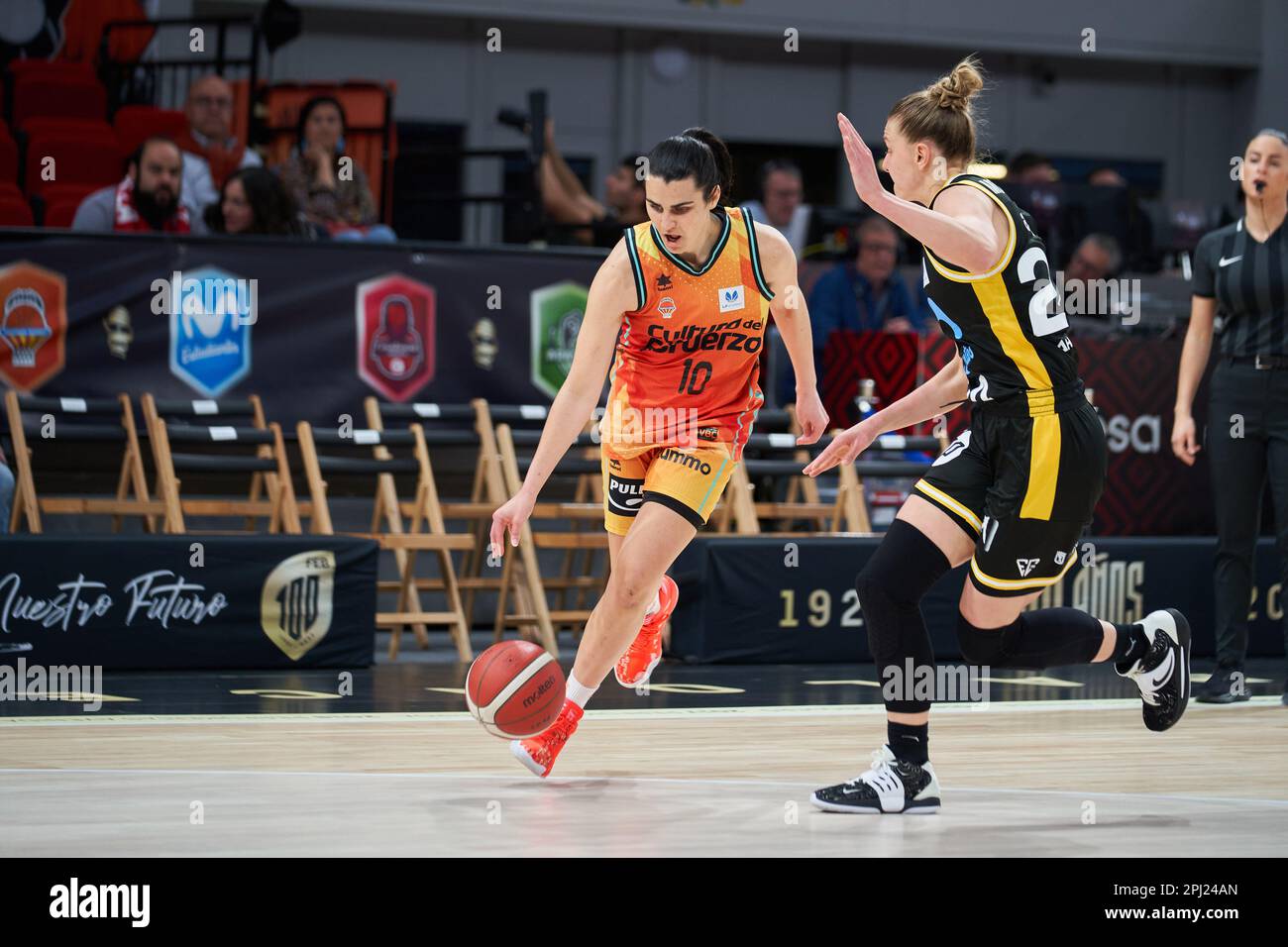 Leticia Romero di Valencia Basket (L) e Alexandra Joy Mollenhauer di Movistar Estudiantes (R) in azione durante i quarti di finale della Coppa della Regina Foto Stock