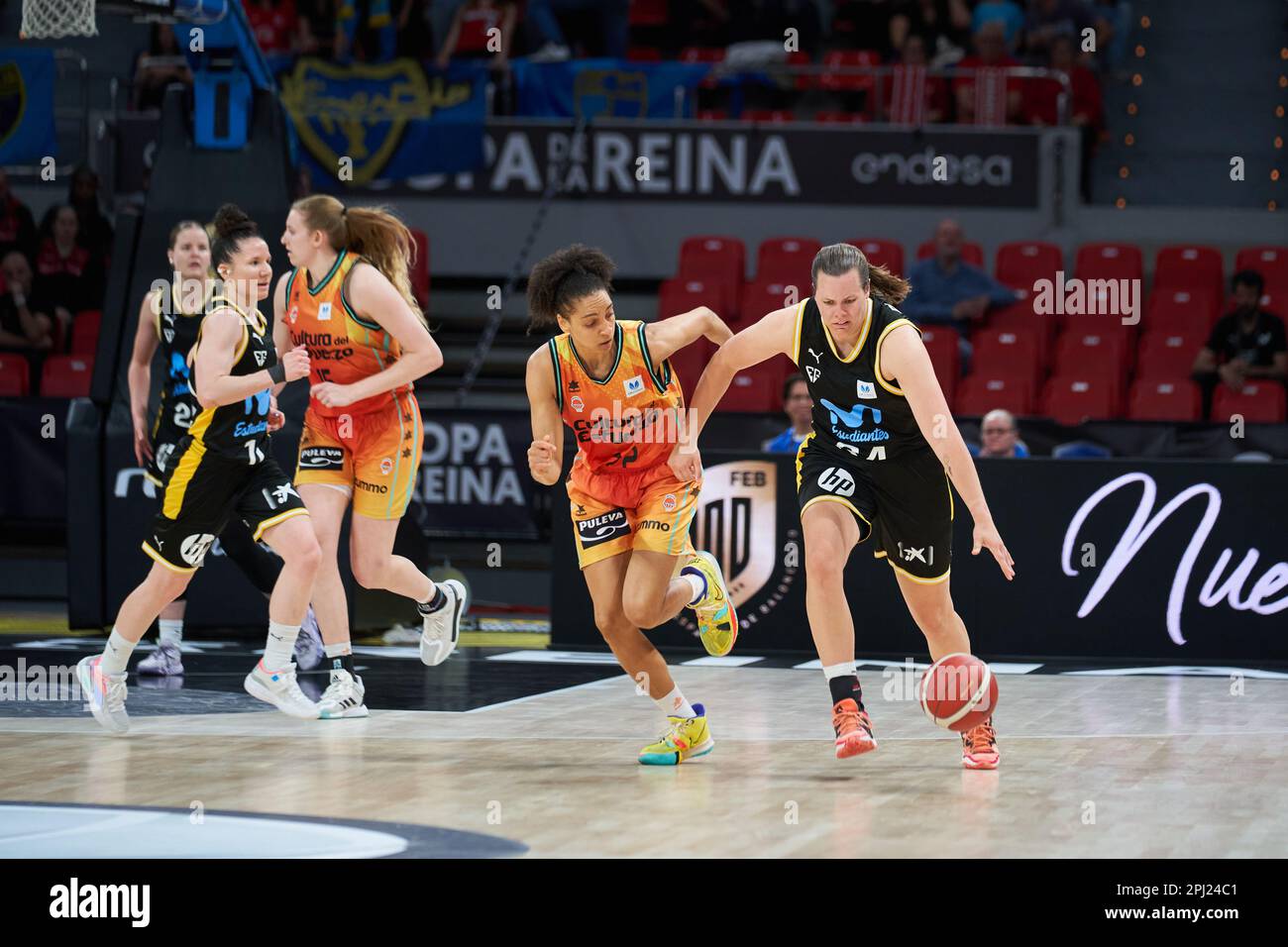 Cierra Burdick di Valencia Basket (L) e Billie Kim Massey di Movistar Estudiantes (R) in azione durante le quarti di finale della Coppa della Regina lo scorso marzo Foto Stock