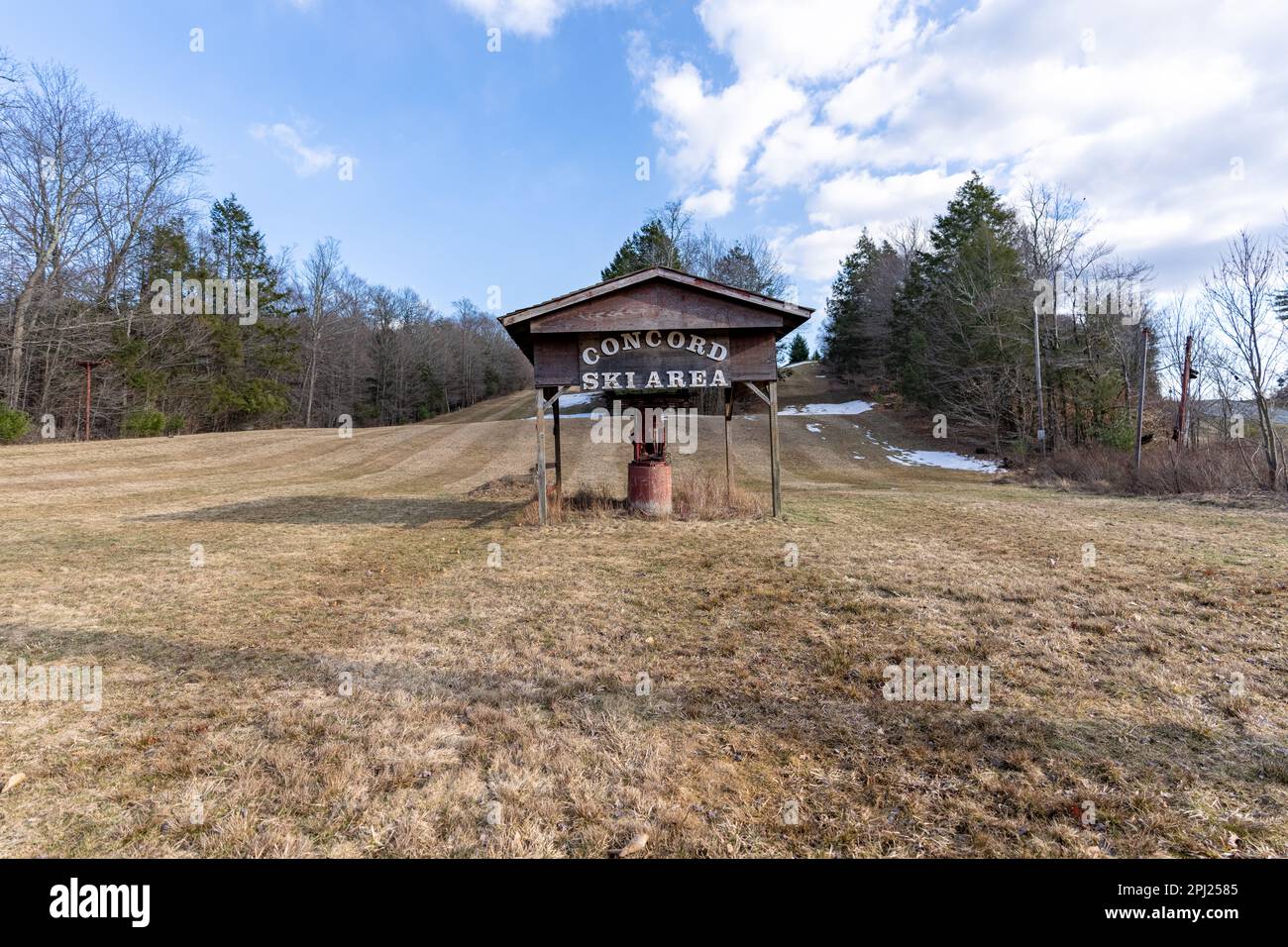 Kiamesha Lake, NY, USA - 28 marzo 2023: Abandoned Concord Hotel Resort Ski Area seggiovia / rimorchio di corda - Catskill Mountains, New York Foto Stock