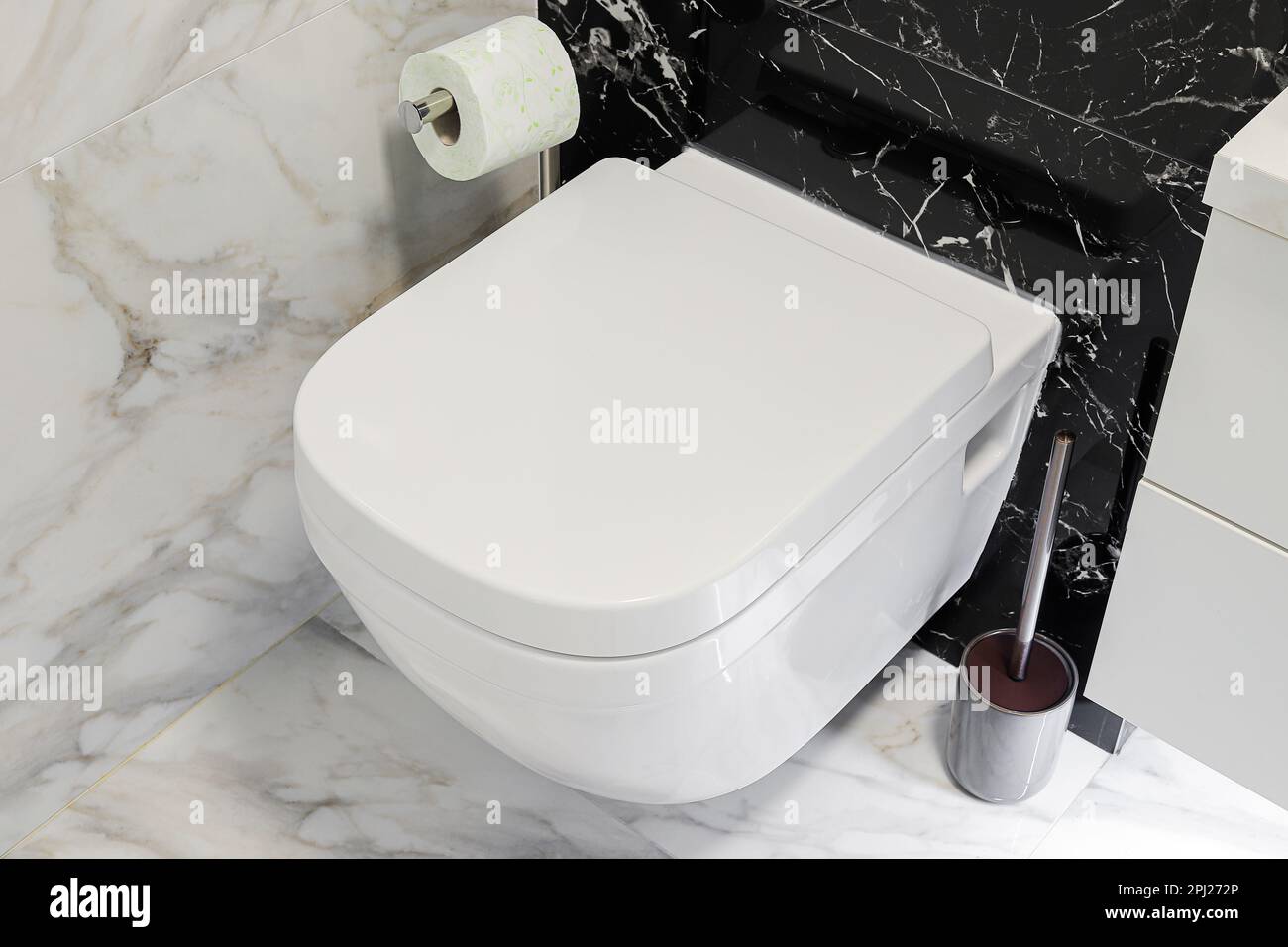 Primo piano bianco con carta igienica e spazzola igienica Foto Stock