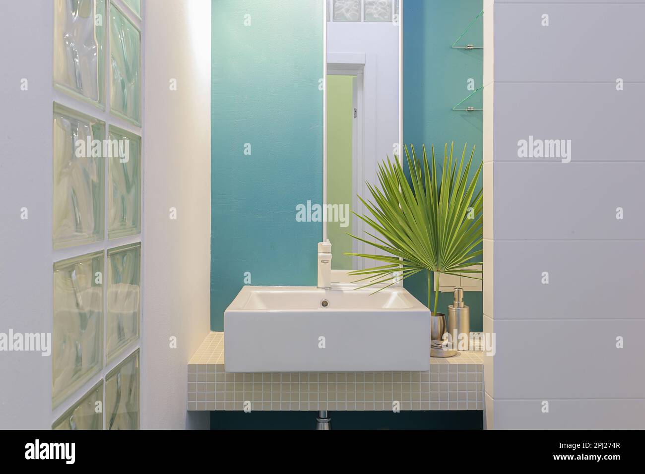 Rubinetto con lavabo in ceramica bianca in un moderno bagno interno Foto Stock Rubinetto con lavabo in ceramica bianca in un moderno bagno interno Foto Stock