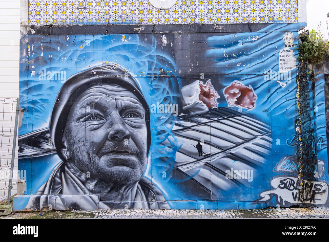 Europa, Portogallo, Aveiro. Aprile 12, 2022. Murales di una vendemmiatrice di sale marino di Fabio Carneiro ad Aveiro. Foto Stock