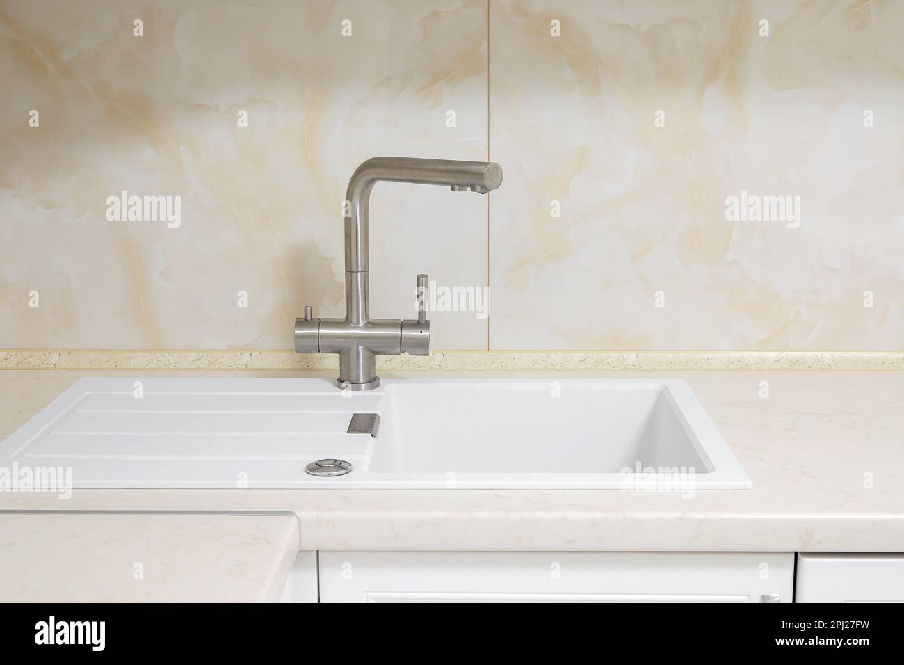 Rubinetto con lavabo in granito bianco in cucina Foto Stock Rubinetto con lavabo in granito bianco in cucina Foto Stock