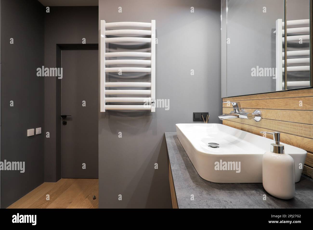 Rubinetto con lavabo in ceramica e specchio all'interno del bagno Foto Stock Rubinetto con lavabo in ceramica e specchio all'interno del bagno Foto Stock