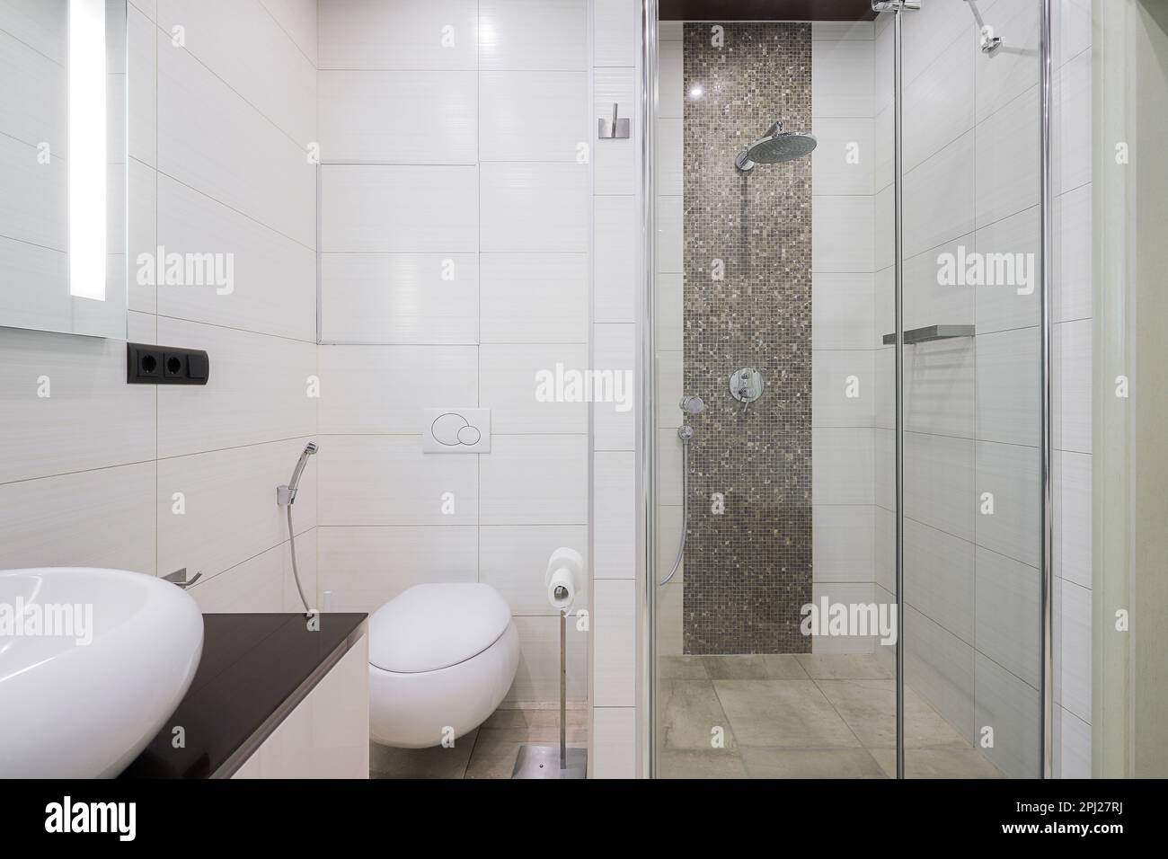 Moderno bagno interno con cabina doccia e wc bianco Foto Stock Moderno bagno interno con cabina doccia e wc bianco Foto Stock