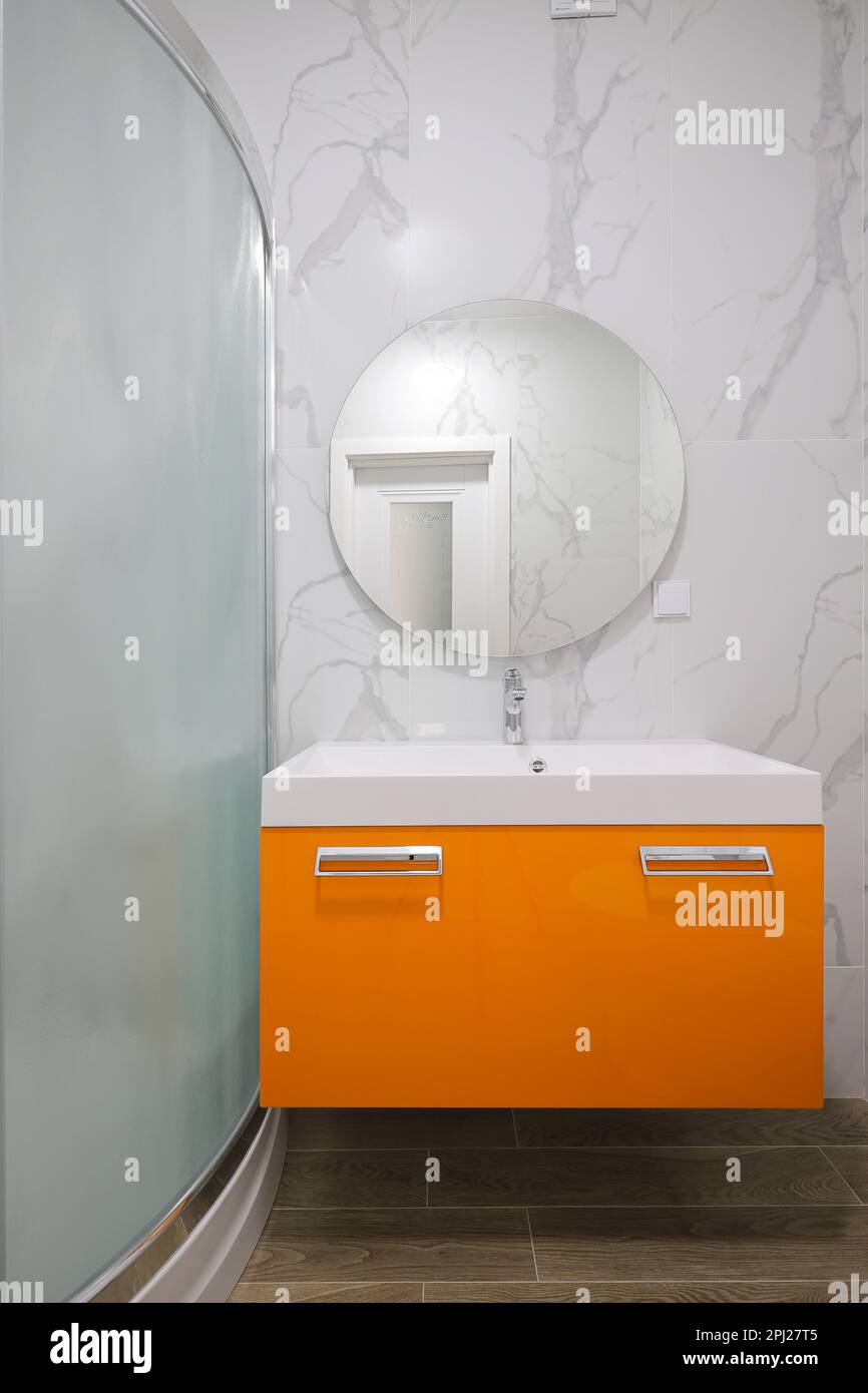 Mobili da bagno con lavandino bianco e specchio Foto Stock Mobili da bagno con lavandino bianco e specchio Foto Stock