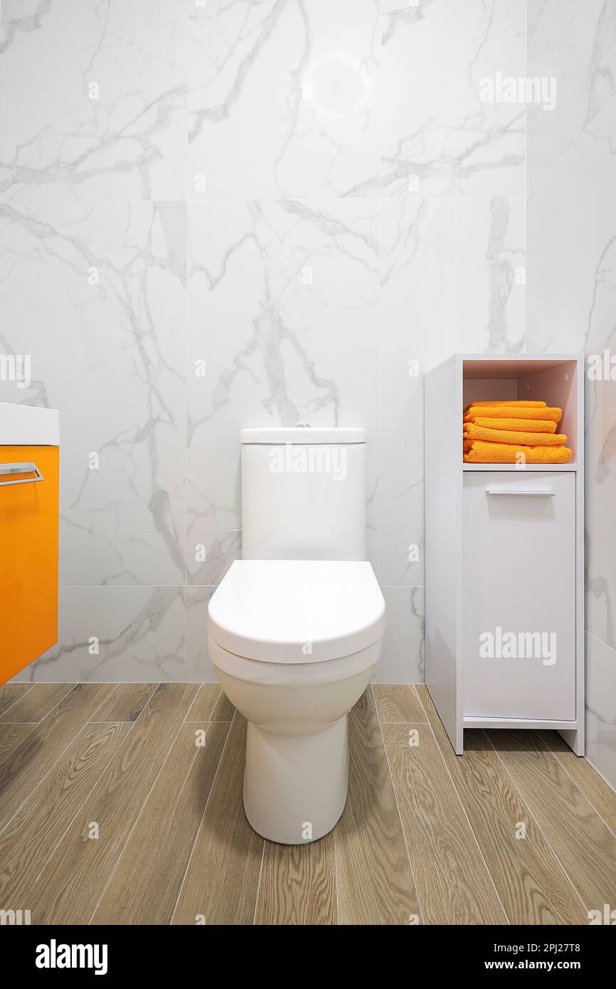 Ciotola bianca in una stanza da bagno domestica moderna Foto Stock