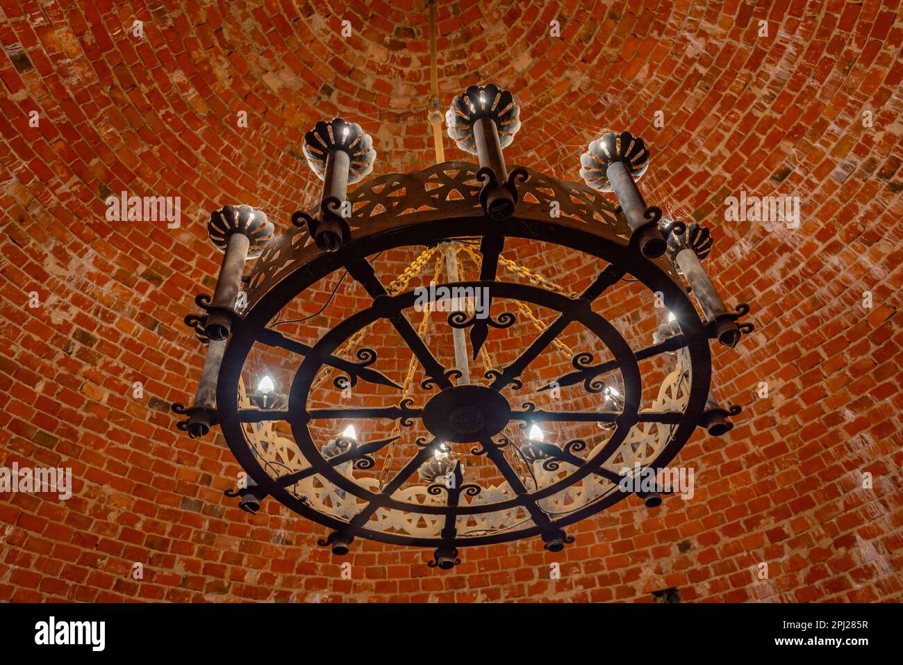 Turaida, Lettonia, 25 giugno 2022: Lampadario al castello di Turaida in Lettonia. Foto Stock