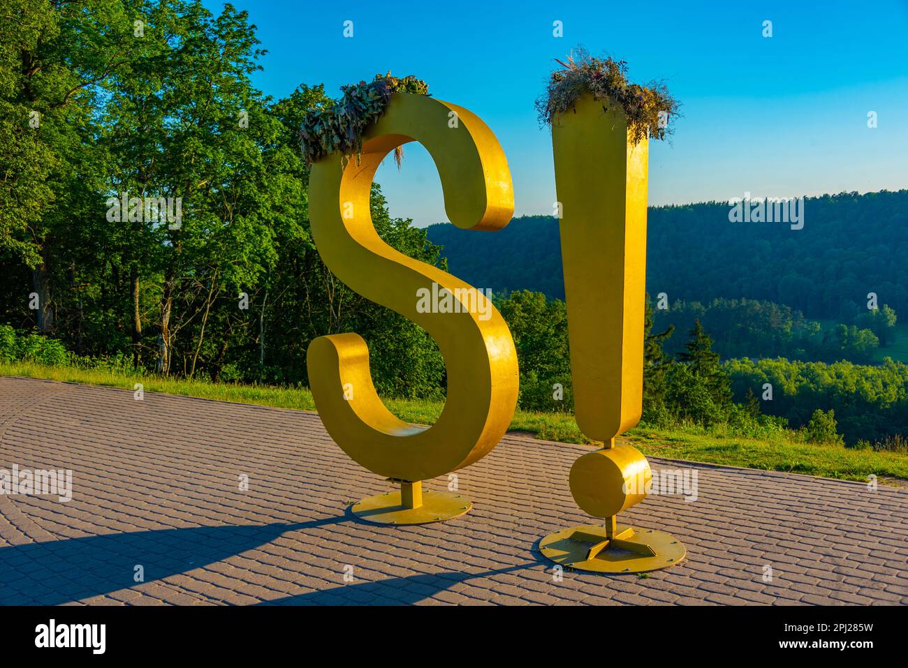 Sigulda, Lettonia, 25 giugno 2022: S! Cartello turistico a Sigulda, città lettone. Foto Stock