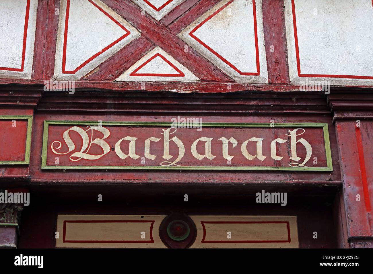 Bacharach prende il nome da un edificio - (Bacharach am Rhein), distretto di Mainz-Bingen, Germania Foto Stock