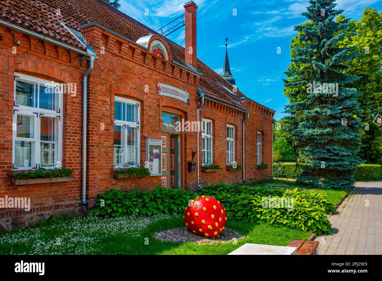 Viljandi, Estonia, 2 luglio 2022: Museo d'arte di Viljandi in Estonia durante una giornata di sole. Foto Stock