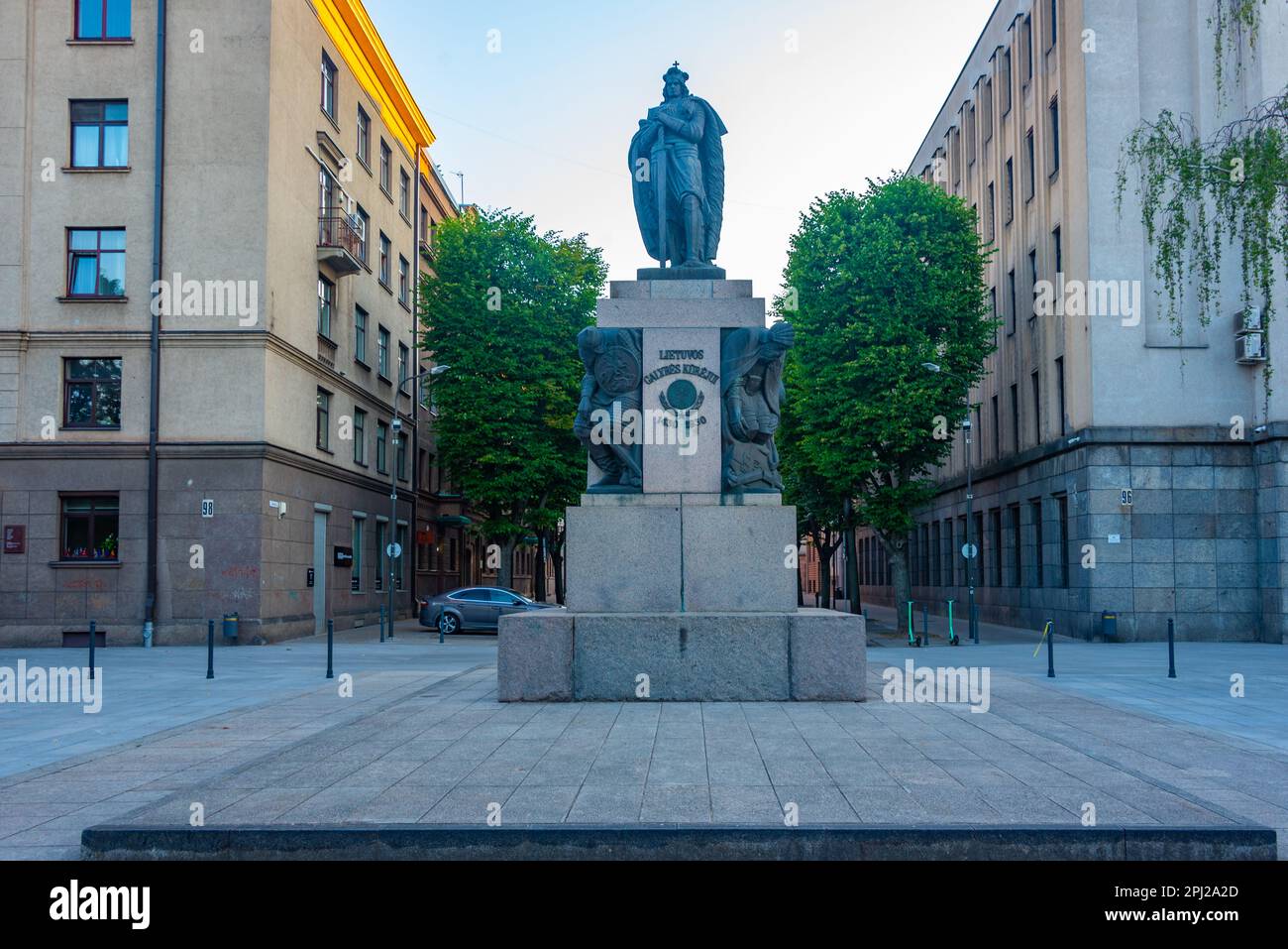 Kaunas, Lituania, 5 luglio 2022: Vista all'alba di una statua nel centro di Kaunas, Lituania. Foto Stock