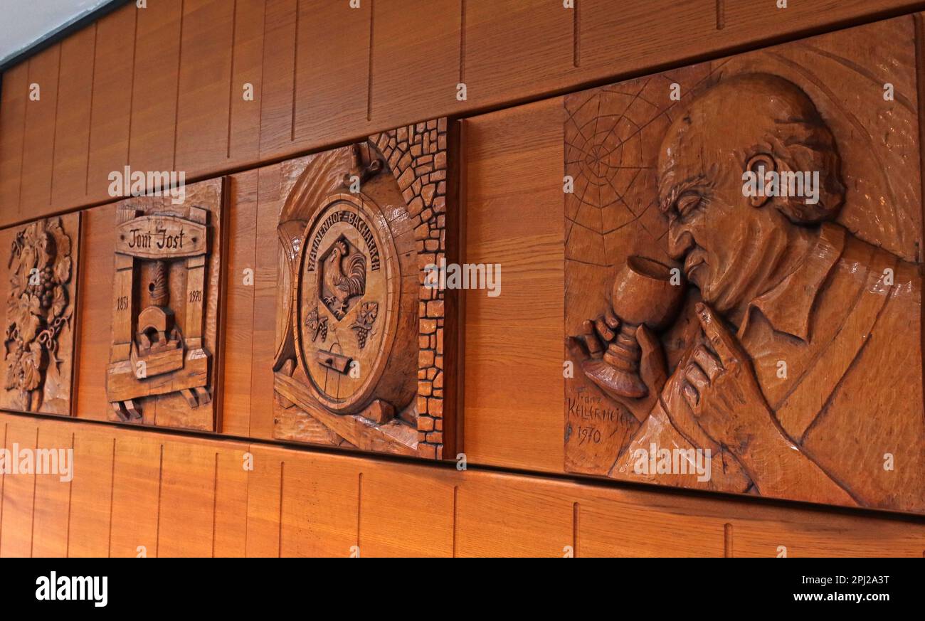Sculture in legno, vigna toni Jost, cantina 1831-1970, Bacharach (Bacharach am Rhein), distretto di Mainz-Bingen, Germania Foto Stock