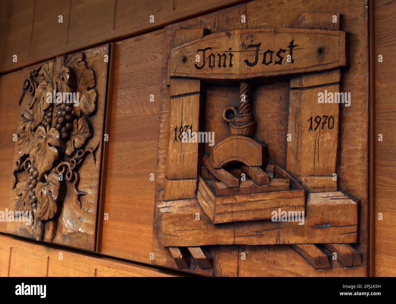 Sculture in legno, vigna toni Jost 1831-1970, cantina, Bacharach (Bacharach am Rhein), distretto di Mainz-Bingen, Germania Foto Stock