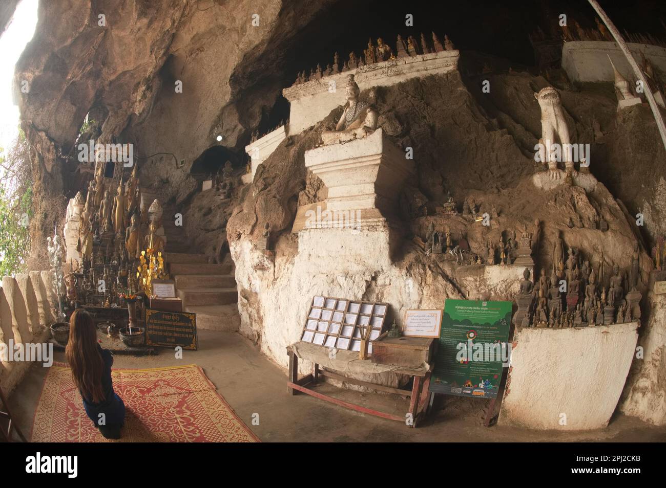 Le grotte di Pak ou o Ting Cave sono importanti per il popolo del Laos. Perché è il tuo tempio sul fiume Mekong con centinaia di immagini di Buddha all'interno. Foto Stock