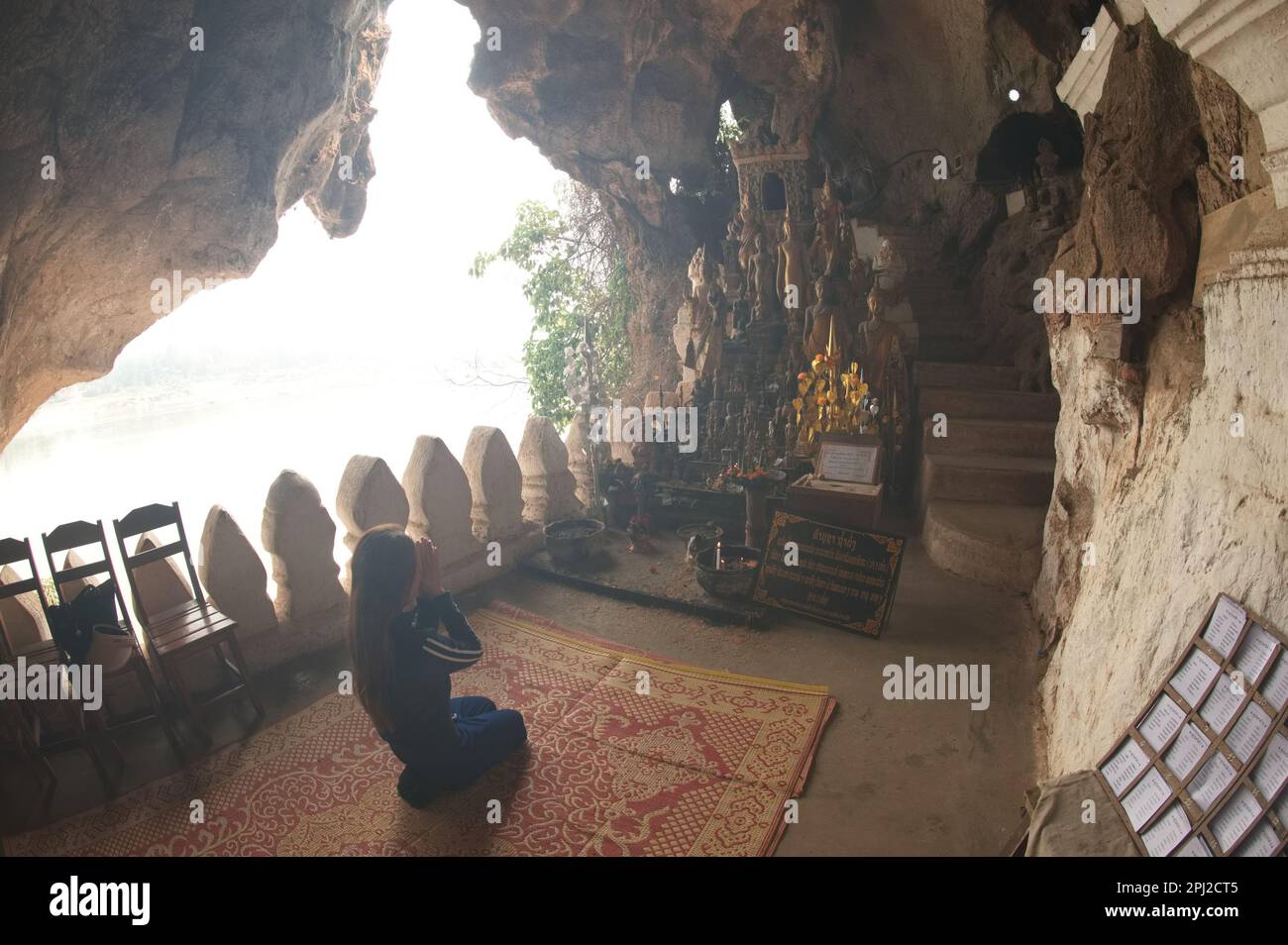 Le grotte di Pak ou o Ting Cave sono importanti per il popolo del Laos. Perché è il tuo tempio sul fiume Mekong con centinaia di immagini di Buddha all'interno. Foto Stock