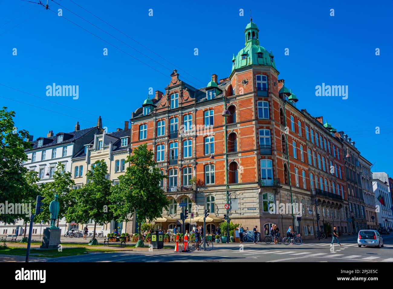 Copenaghen, Danimarca, 23 giugno 2022: Vista di una strada principale nel centro di Copenaghen, Danimarca. Foto Stock