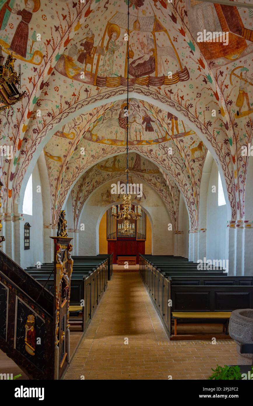 Elmelunde, Danimarca, 22 giugno 2022: Interno della chiesa di Elmelunde dipinta in Danimarca. Foto Stock