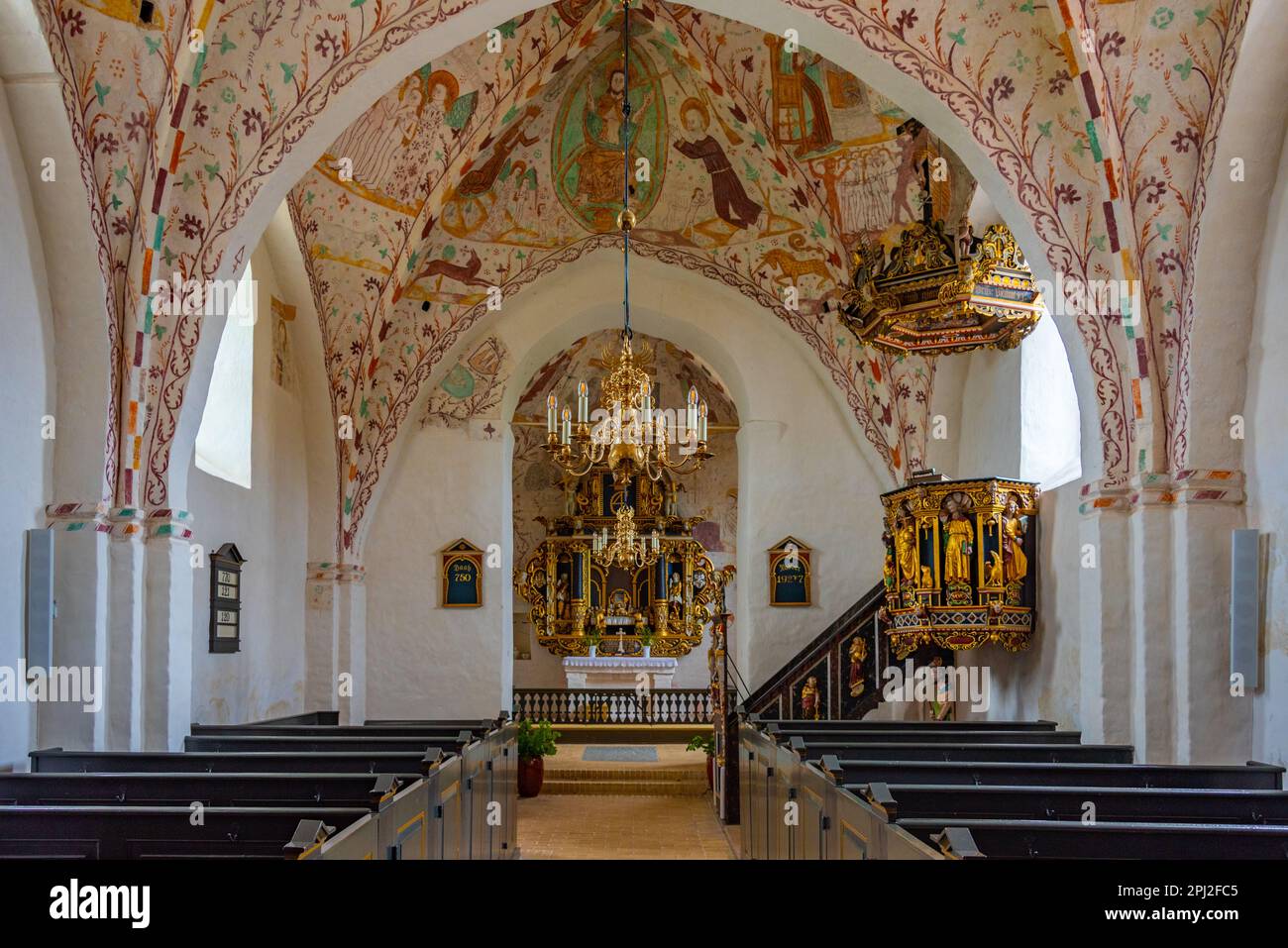 Elmelunde, Danimarca, 22 giugno 2022: Interno della chiesa di Elmelunde dipinta in Danimarca. Foto Stock