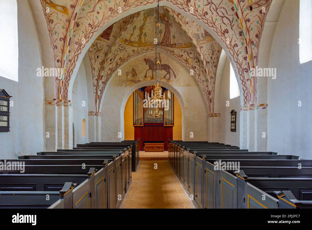 Elmelunde, Danimarca, 22 giugno 2022: Interno della chiesa di Elmelunde dipinta in Danimarca. Foto Stock