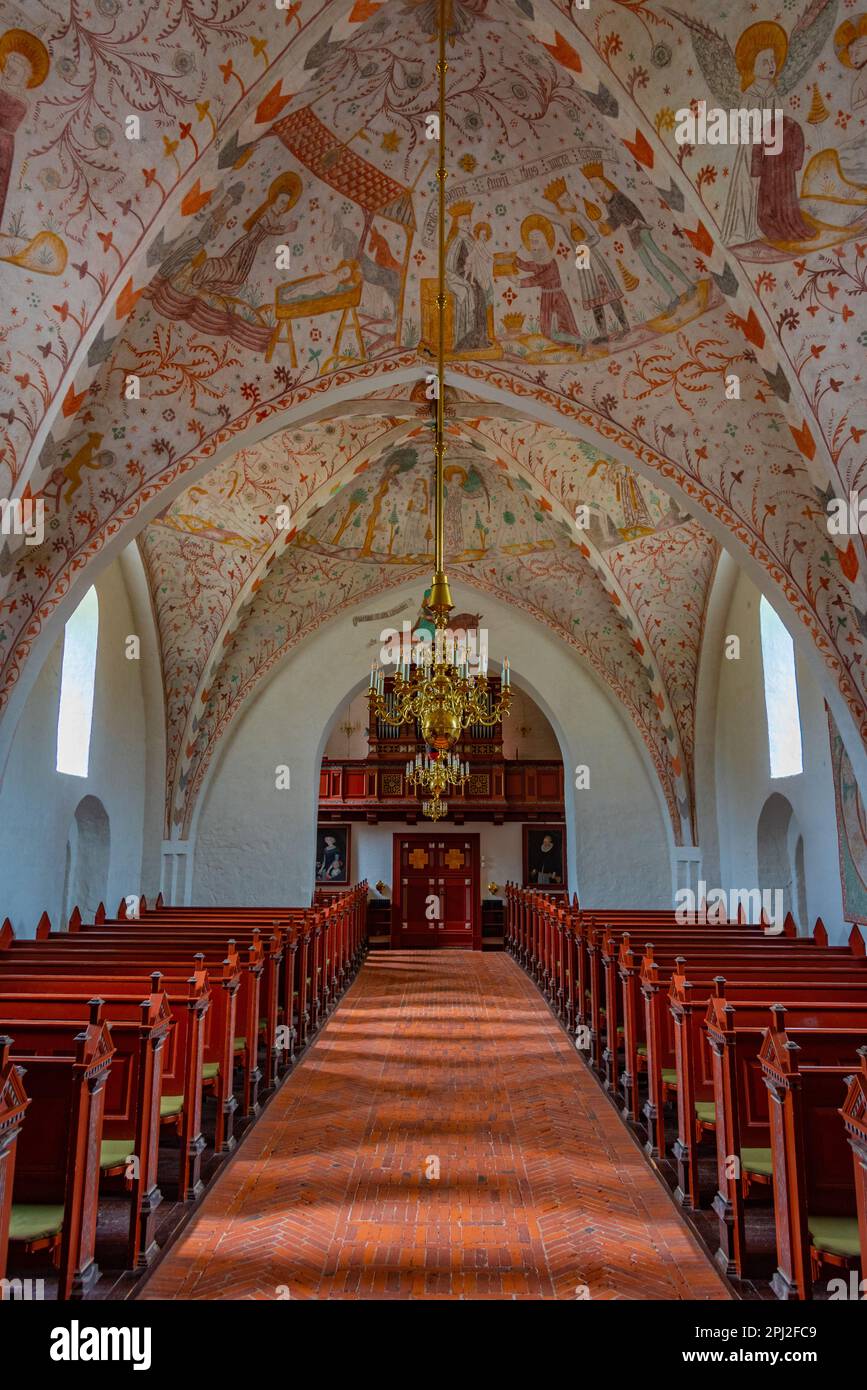 Keldby, Danimarca, 22 giugno 2022: Interno della chiesa di Keldby dipinta in Danimarca. Foto Stock
