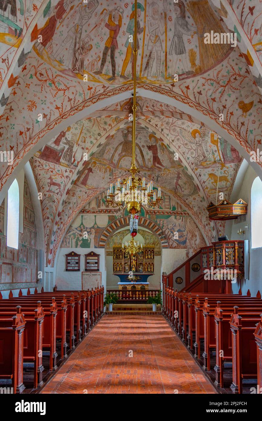 Keldby, Danimarca, 22 giugno 2022: Interno della chiesa di Keldby dipinta in Danimarca. Foto Stock