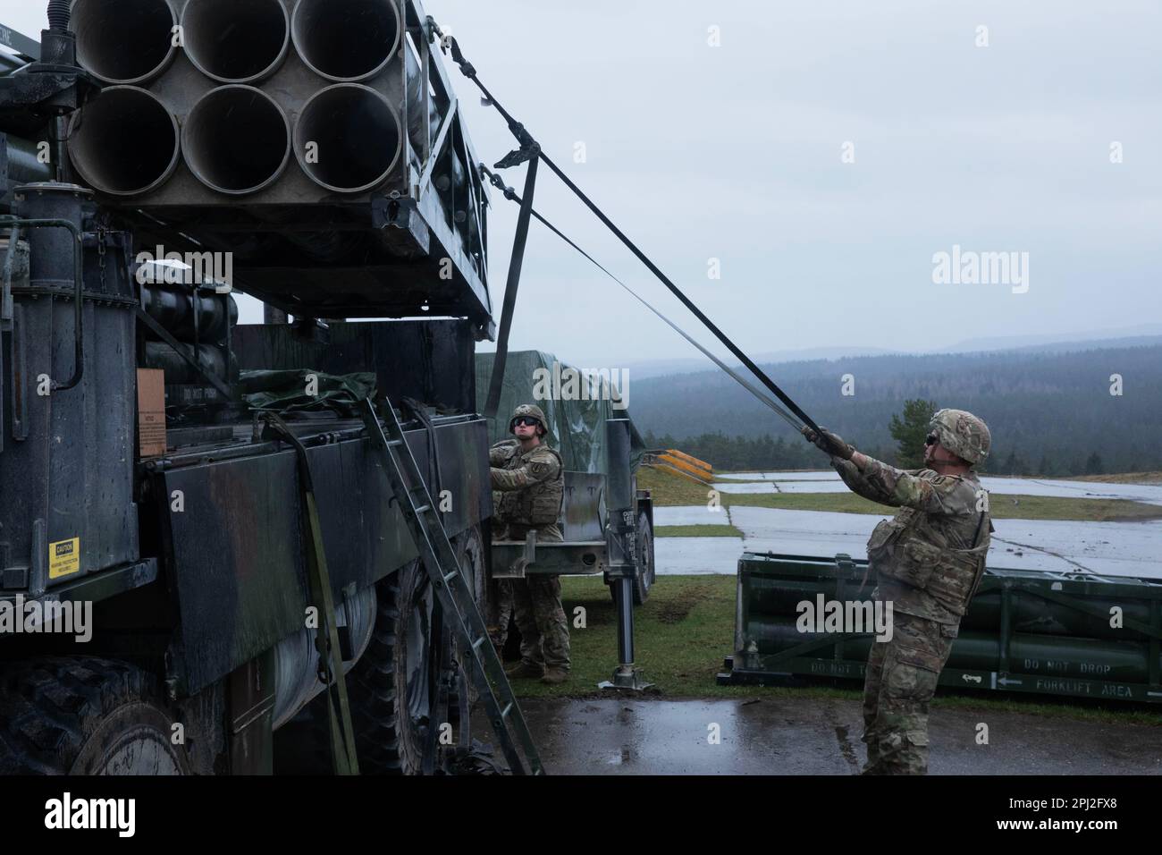 Germania. 24th Mar, 2023. STATI UNITI Il personale dell'esercito, Sgt. Collin Stephens e Pvt. David Mountcastle, più membri del sistema di razzo di lancio assegnati a Bravo 177, sposta le attrezzature del razzo durante il Dynamic Front a Grafenwahr, Germania il 24 marzo 2023. Dynamic Front è un esercizio combinato di Stati Uniti, alleati della NATO e partner che testa l'interoperabilità degli incendi congiunti e multinazionali all'interno del costrutto di attività di cooperazione del sistema di artiglieria. Credito: USA Army/ZUMA Press Wire Service/ZUMAPRESS.com/Alamy Notizie dal vivo Foto Stock