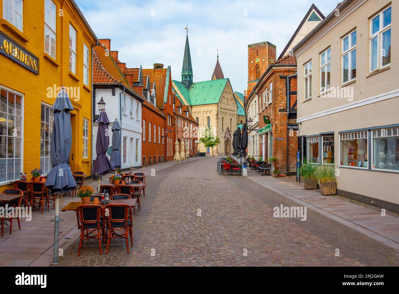 Ribe, Danimarca, 18 giugno 2022: Via che porta alla cattedrale di Ribe in Danimarca. Foto Stock