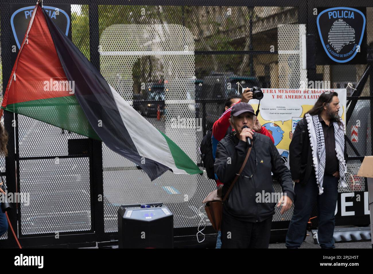 Buenos Aires, Argentina, 30th marzo 2023. Le organizzazioni sociali, politiche e culturali effettueranno una mobilitazione, di fronte ​​in Ambasciata israeliana, in risposta ad un appello del Comitato Argentino di solidarietà con il popolo palestinese e la Federazione delle entità argentino-palestinesi, con lo scopo di ricordare la Giornata della Terra della Palestina. (Credit: Esteban Osorio/Alamy Live News) Foto Stock