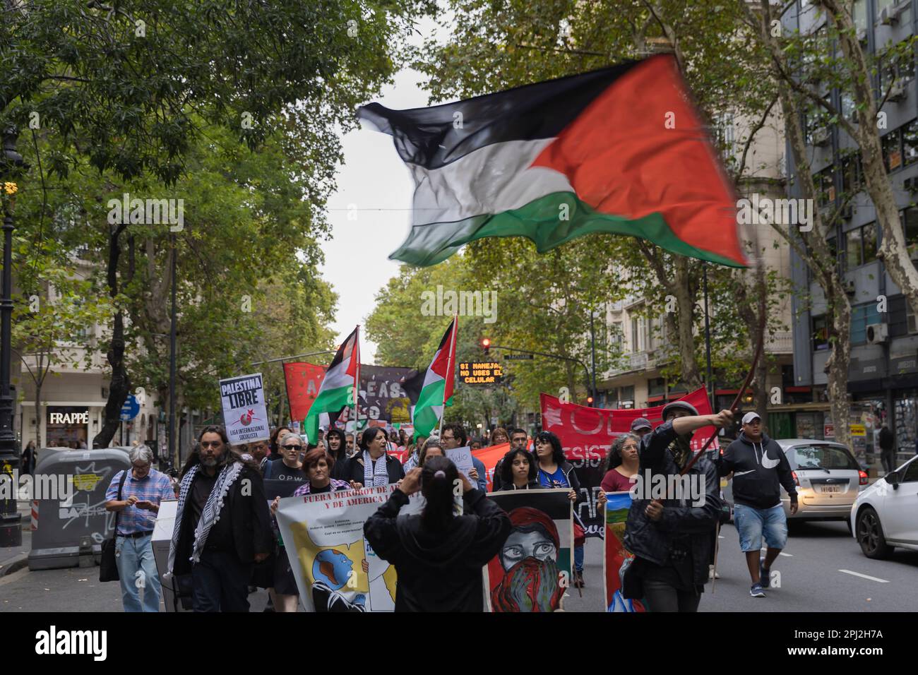 Buenos Aires, Argentina, 30th marzo 2023. Le organizzazioni sociali, politiche e culturali effettueranno una mobilitazione, di fronte ​​in Ambasciata israeliana, in risposta ad un appello del Comitato Argentino di solidarietà con il popolo palestinese e la Federazione delle entità argentino-palestinesi, con lo scopo di ricordare la Giornata della Terra della Palestina. (Credit: Esteban Osorio/Alamy Live News) Foto Stock
