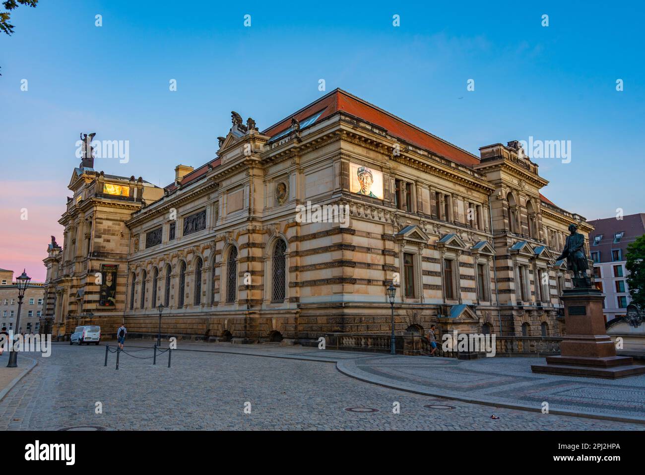 Dresda, Germania, 7 agosto 2022: Vista al tramonto della galleria d'arte Albertinum a Dresda, Germania. Foto Stock