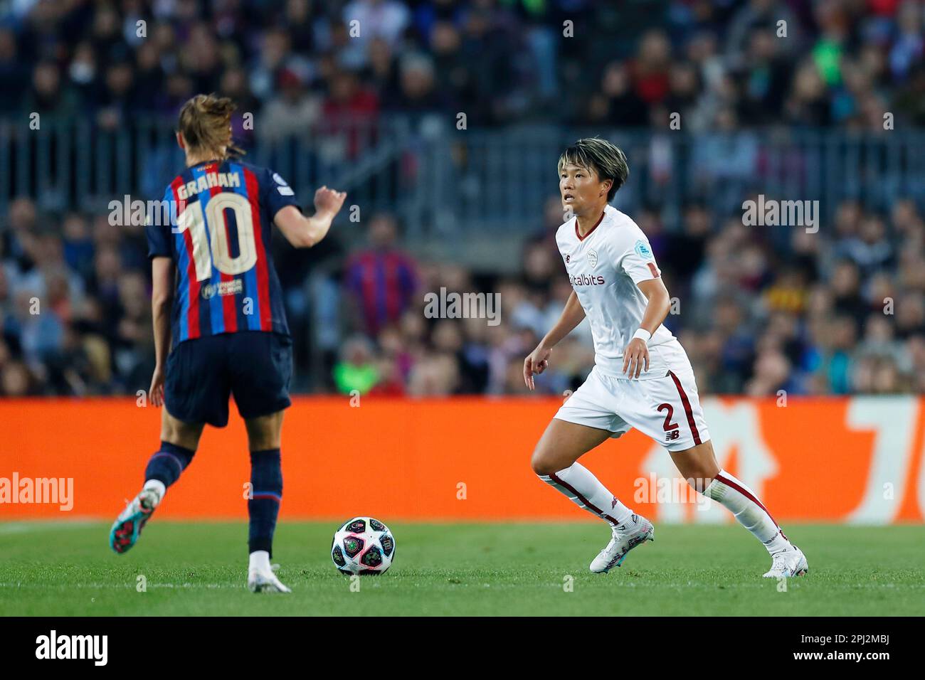 Barcellona, Spagna. Credit: D. 29th Mar, 2023. Caroline Graham Hansen (Barcellona), Moeka Minami (Roma) Calcio : UEFA Women's Champions League Quarter-finals 2nd tappa tra FC Barcelona 5-1 COME Roma al Camp Nou di Barcellona, Spagna. Credit: D .Nakashima/AFLO/Alamy Live News Foto Stock