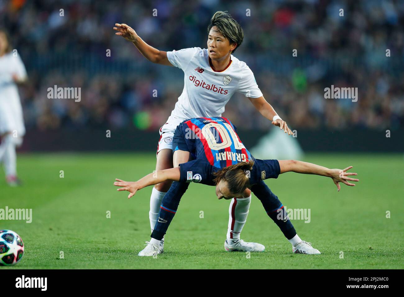 Barcellona, Spagna. Credit: D. 29th Mar, 2023. Caroline Graham Hansen (Barcellona), Moeka Minami (Roma) Calcio : UEFA Women's Champions League Quarter-finals 2nd tappa tra FC Barcelona 5-1 COME Roma al Camp Nou di Barcellona, Spagna. Credit: D .Nakashima/AFLO/Alamy Live News Foto Stock