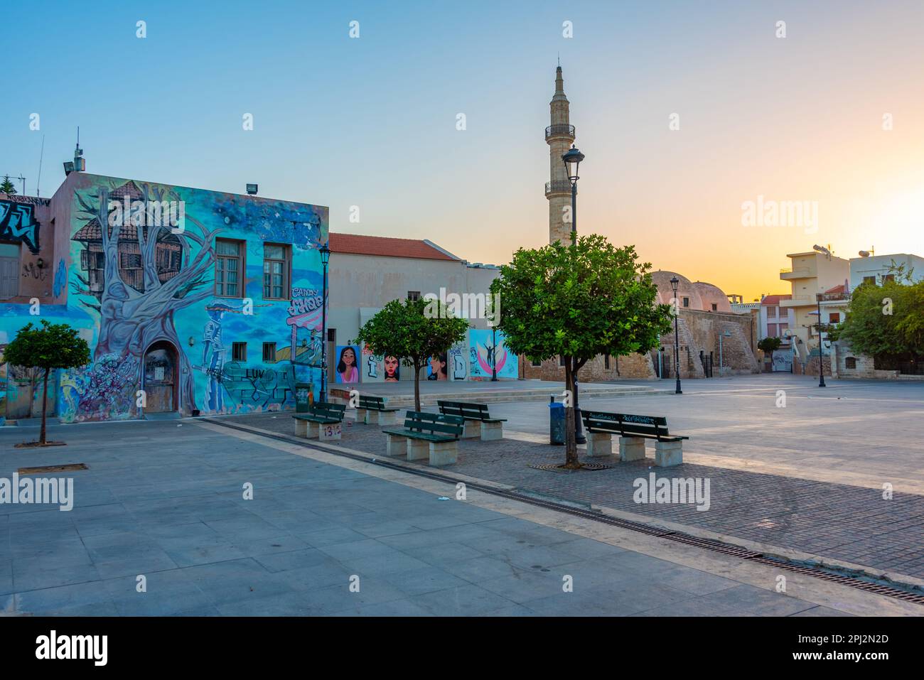 Rethimno, Grecia, 21 agosto 2022: Vista all'alba della moschea di Neratze nella città greca di Rethimno. Foto Stock