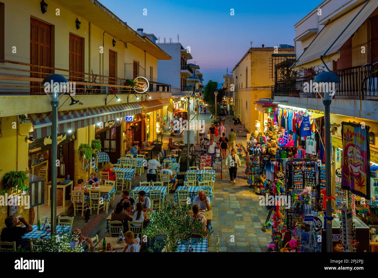 Kos, Grecia, 28 agosto 2022: Vista al tramonto di una strada turistica nella città greca Kos. Foto Stock